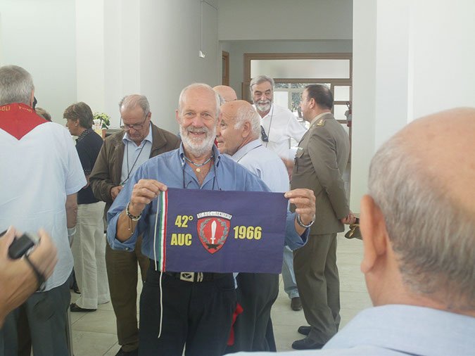 1° raduno Ascoli Piceno dal 9 al 10 settembre 2011 -  foto...069 - ecco il nostro Gagliardetto